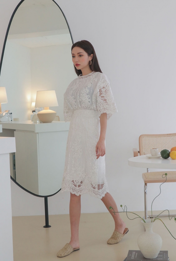 白色蕾丝连衣裙搭配图 白色蕾丝连衣裙美女