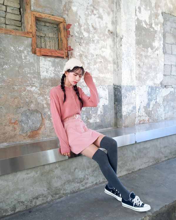 粉色短裙配什么鞋子 粉色短裙美女