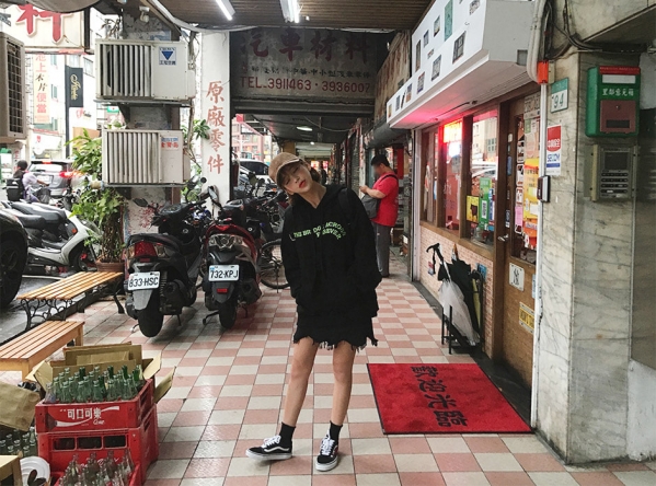牛仔裙搭配什么上衣好看 牛仔裙配什么上衣