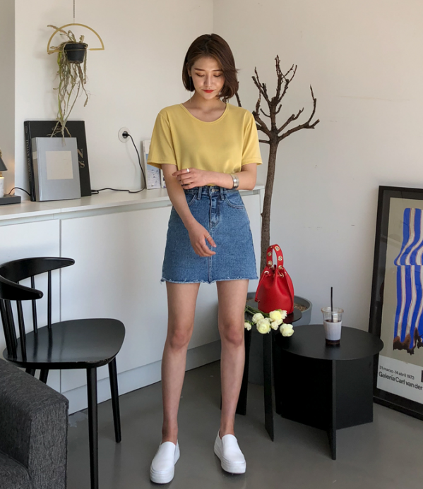 纯色t恤怎么搭配 纯色t恤搭配什么裤子