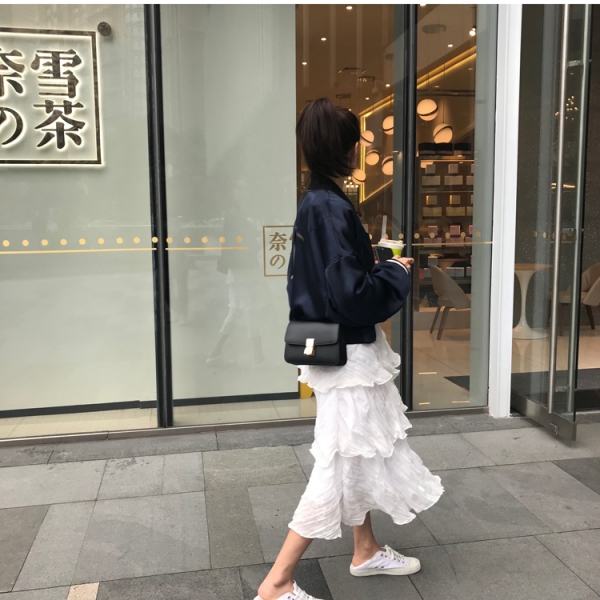 白色蛋糕裙配什么上衣