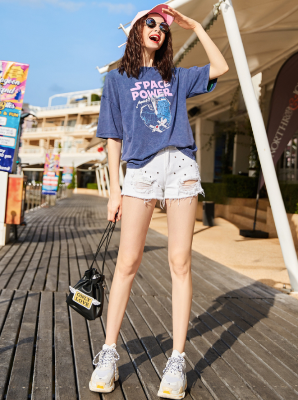 宽松T恤如何搭配 宽松T恤搭配图片