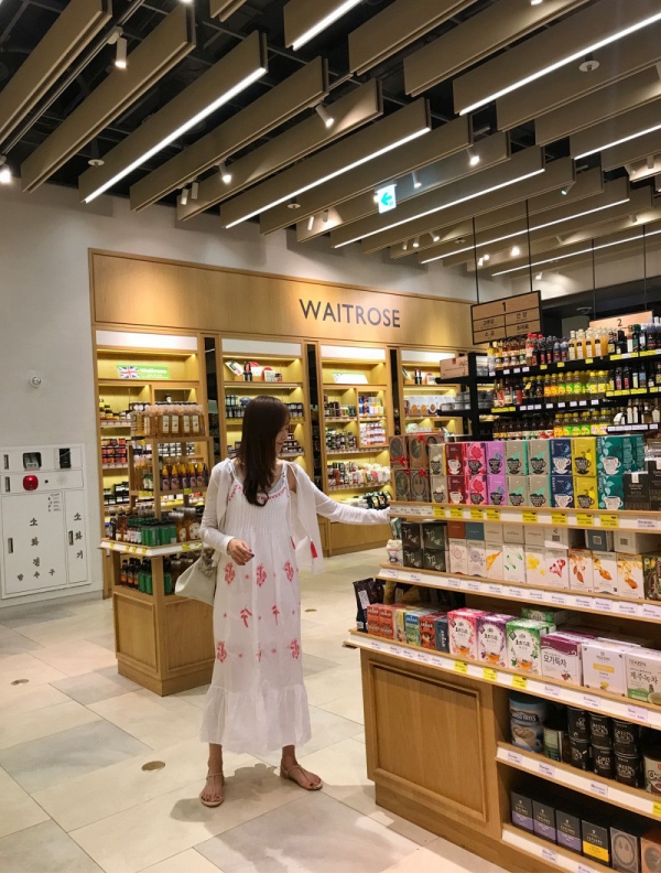 背带连衣裙搭配什么外套 背带连衣裙怎么搭配外套