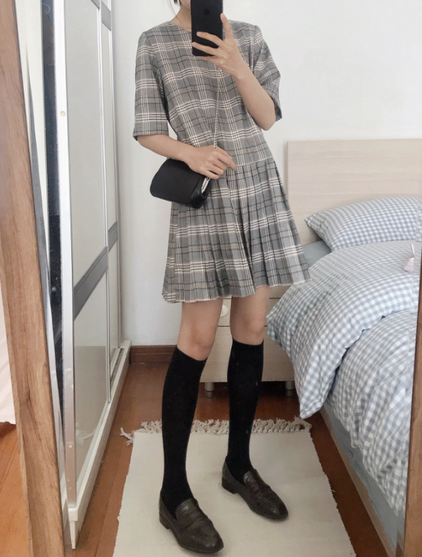 百褶短裙搭配什么鞋子 超短百褶裙怎么搭鞋子