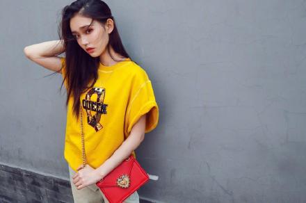 夏天t恤怎样搭配 夏季t恤搭配图片