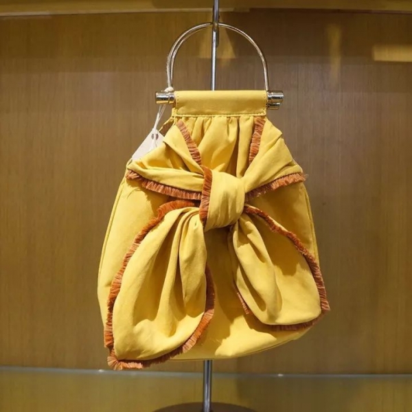 2024流行什么颜色衣服