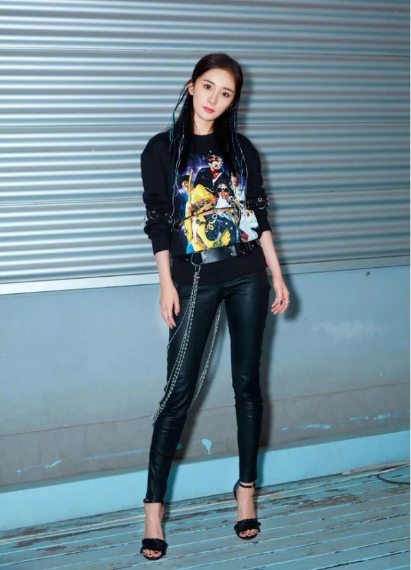 鞋子搭配衣服女生图片