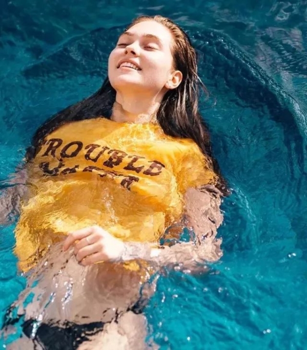 夏天穿什么颜色的衣服显白