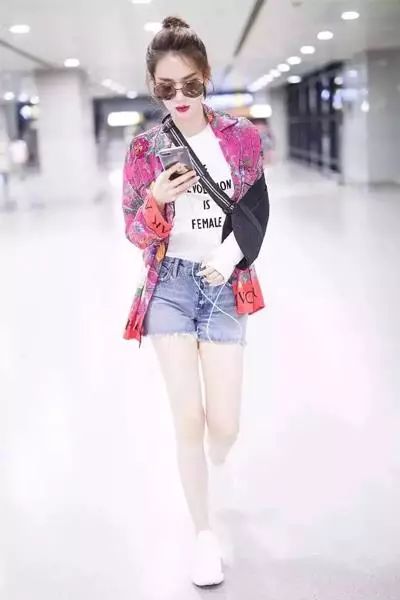 女生t恤和牛仔裤