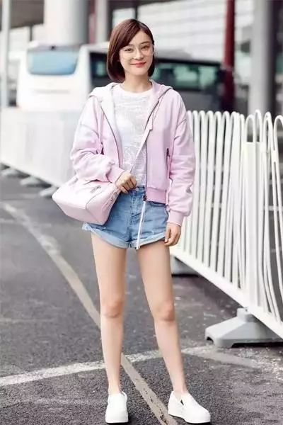 女生t恤和牛仔裤