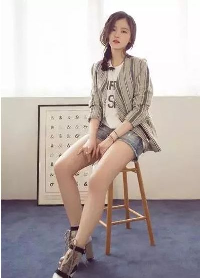 女生t恤和牛仔裤
