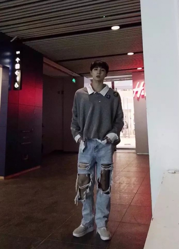 破洞牛仔裤搭配男 男生秋季牛仔裤怎么搭配