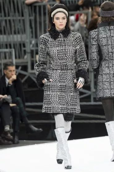 秋冬长靴怎么搭配衣服