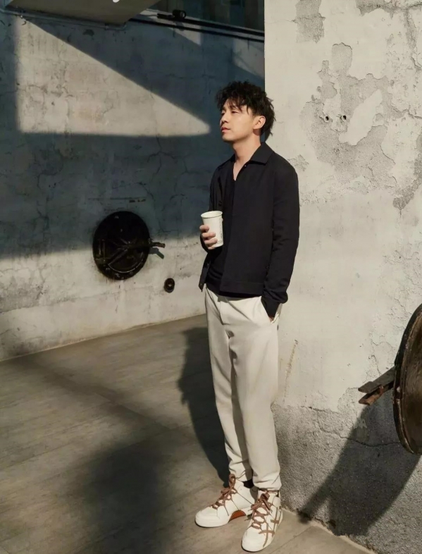 男生头大穿什么衣服 男生头大怎么穿衣服