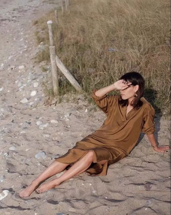 今年流行穿什么颜色的衣服 夏天穿什么颜色的衣服好看