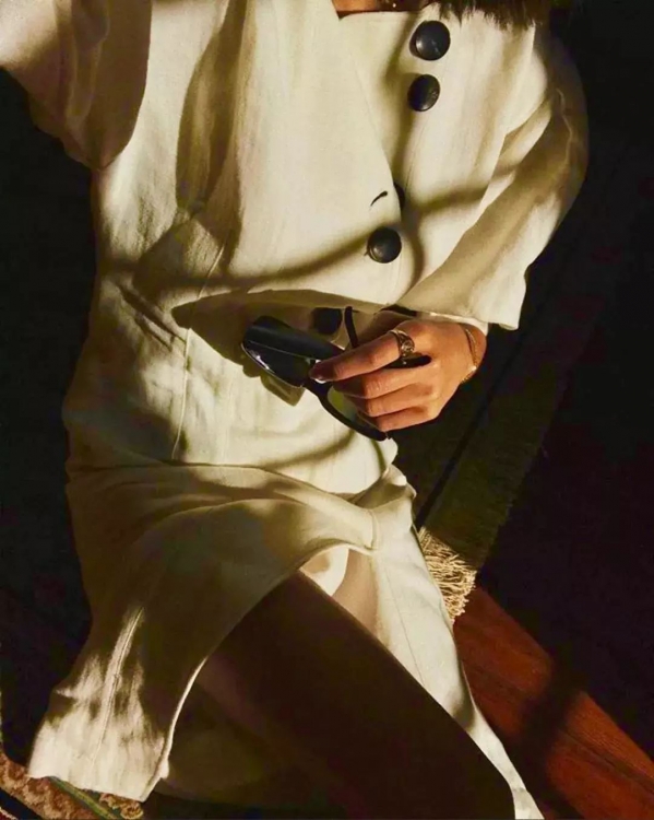 今年流行穿什么颜色的衣服 夏天穿什么颜色的衣服好看