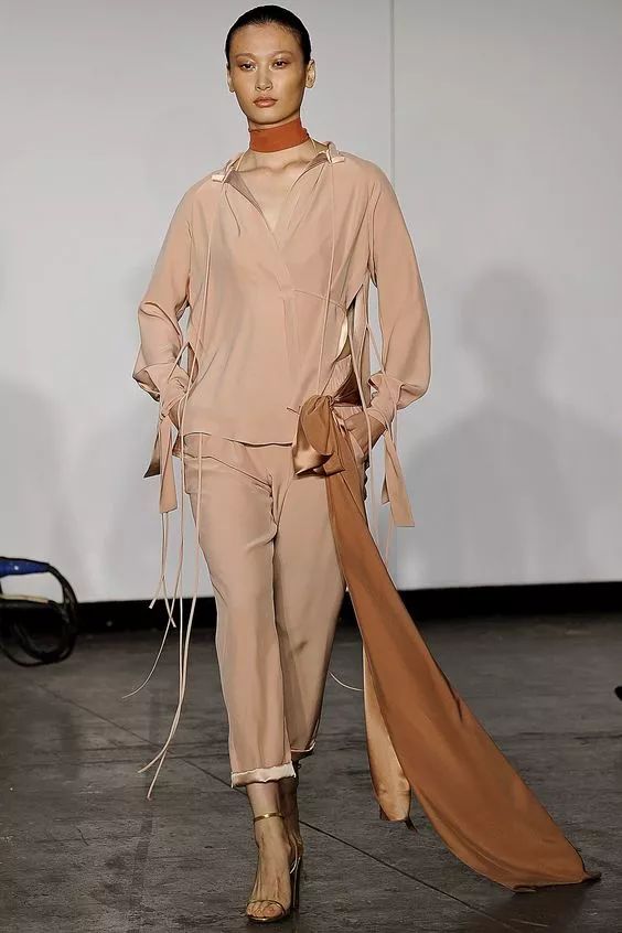 今年流行穿什么颜色的衣服 夏天穿什么颜色的衣服好看