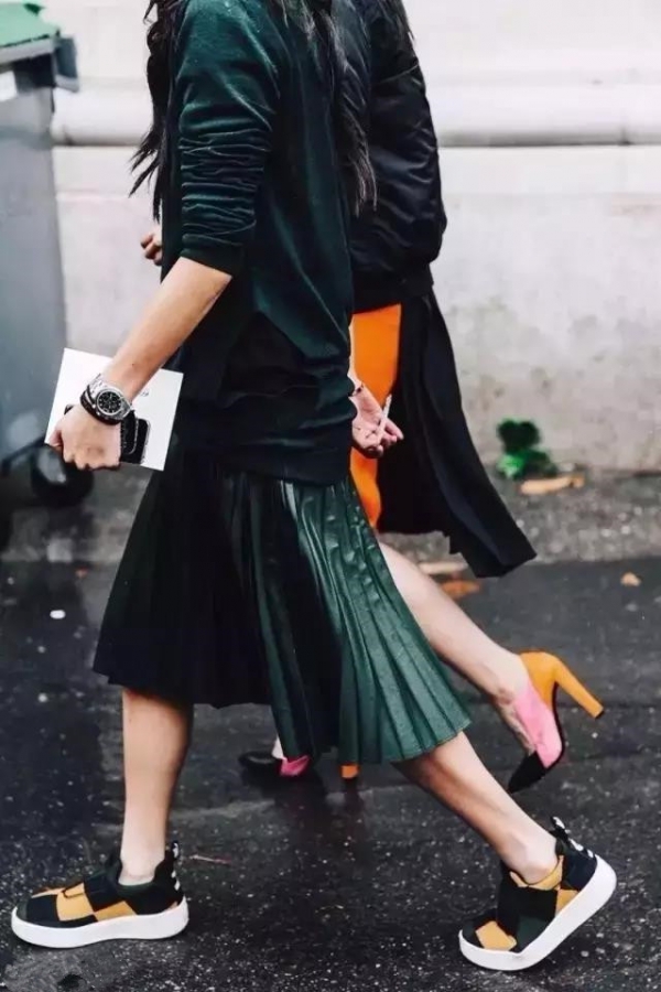 秋天卫衣和什么搭配好看 今年秋天流行什么衣服