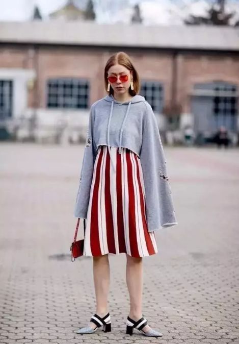 秋天卫衣和半裙怎么搭配 女生秋天怎么穿衣服好看