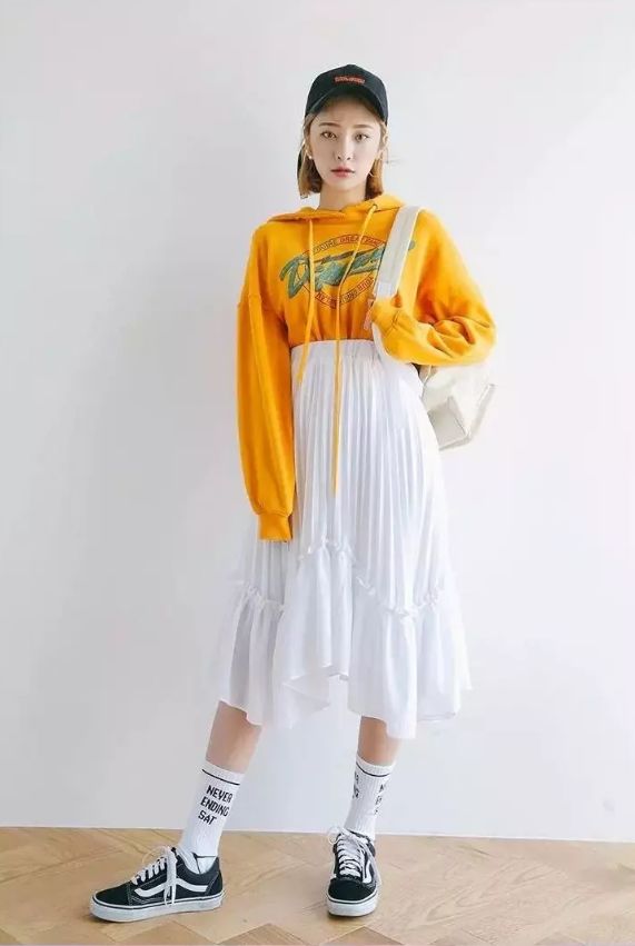 秋天卫衣和半裙怎么搭配 女生秋天怎么穿衣服好看