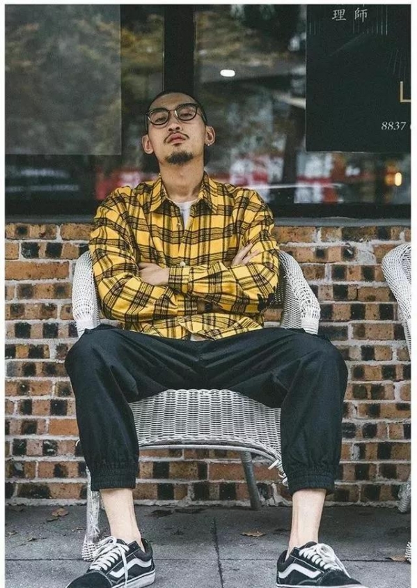 秋季男生衬衣怎么穿好看 秋天男生穿什么衣服好看