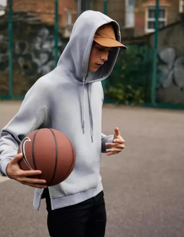 秋冬男生卫衣怎么搭配衣服 秋冬男生穿什么衣服怎么搭配