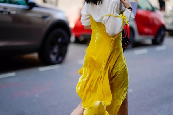 丝绒裙子怎么搭配图片 今年秋冬流行什么服装
