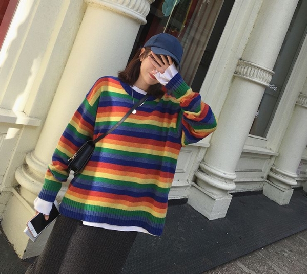 彩虹衣服怎么搭配好看 今年秋冬流行什么颜色衣服