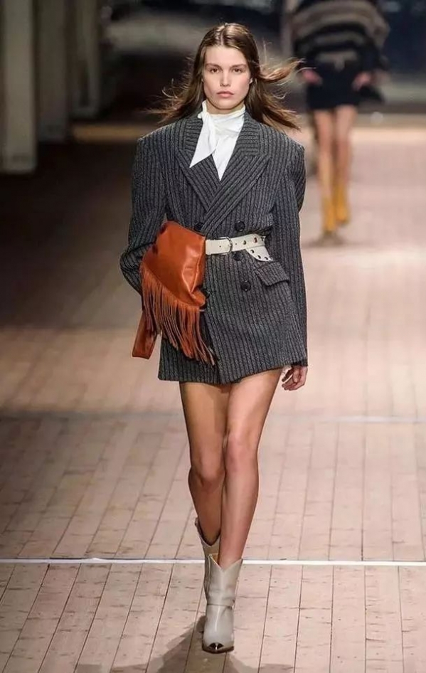 女生牛仔靴子怎么搭配衣服 今年秋冬流行穿什么靴子