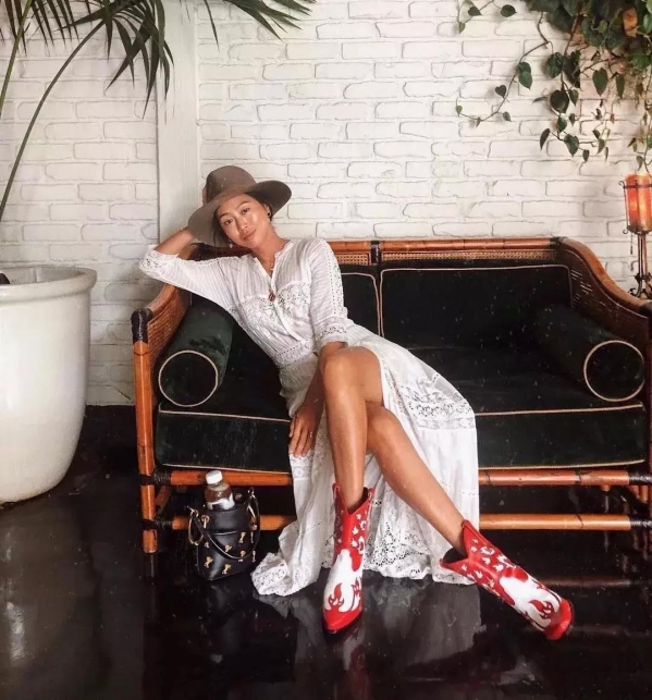 女生靴子怎么搭配好看 秋冬靴子怎么搭配衣服图片