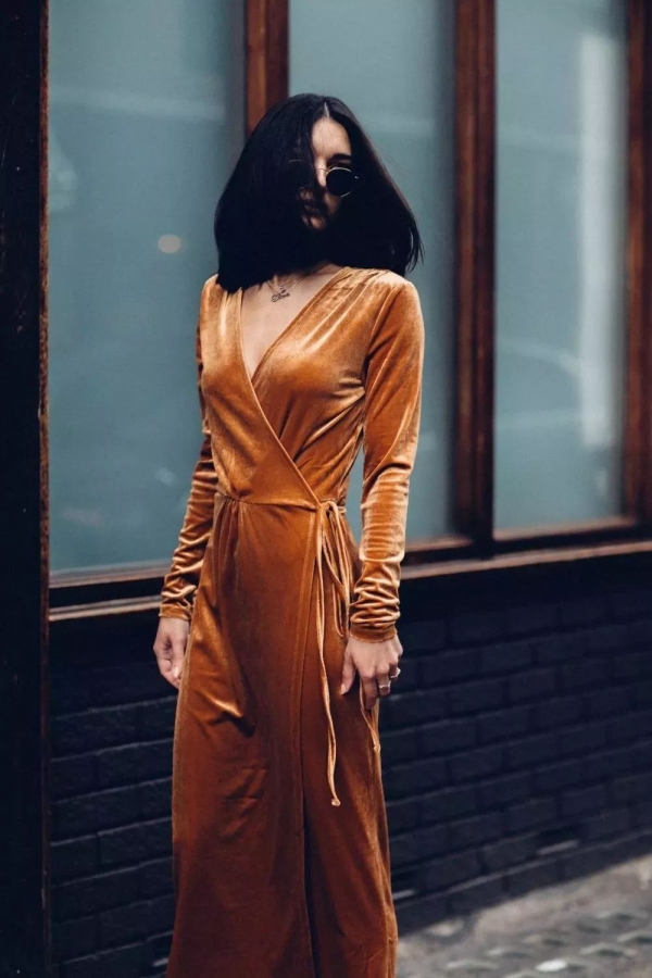 秋冬穿什么裙子好看 复古丝绒裙怎么搭外套