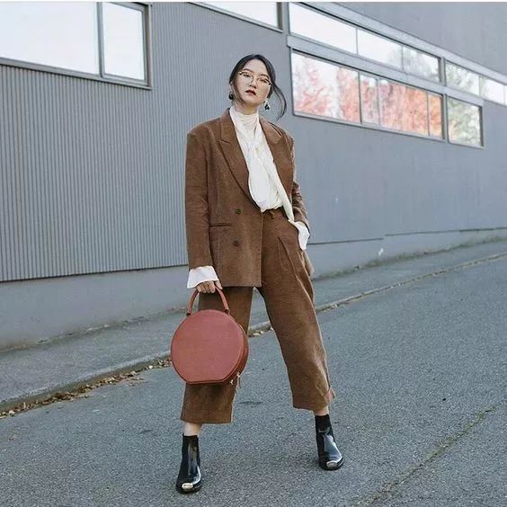 灯芯绒衣服怎么搭配 今年秋冬流行穿什么衣服