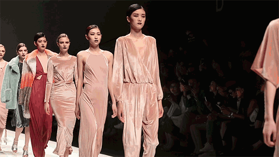 丝绒衣服怎么穿好看 丝绒衣服怎么配