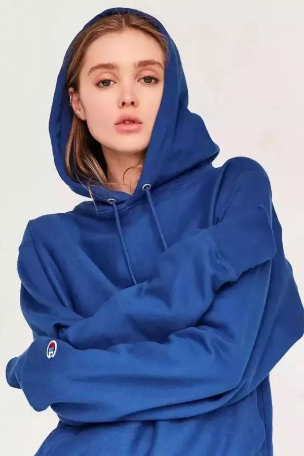 女生秋冬卫衣怎么穿好看 秋冬卫衣怎么搭配什么外套