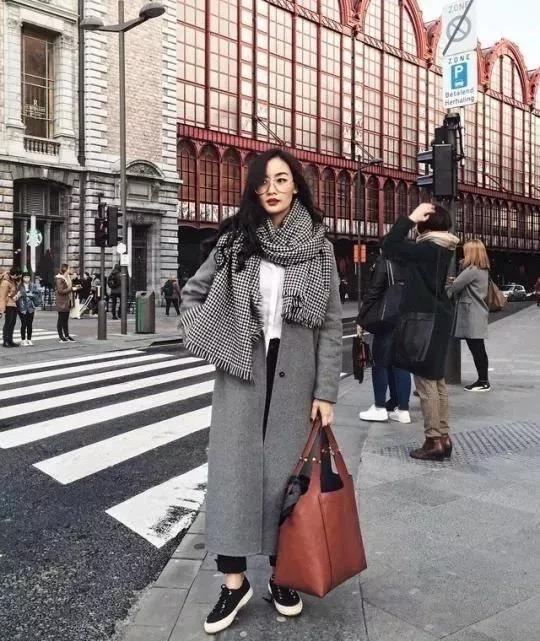 大衣里面怎么搭好看女 秋冬大衣里面穿什么好看