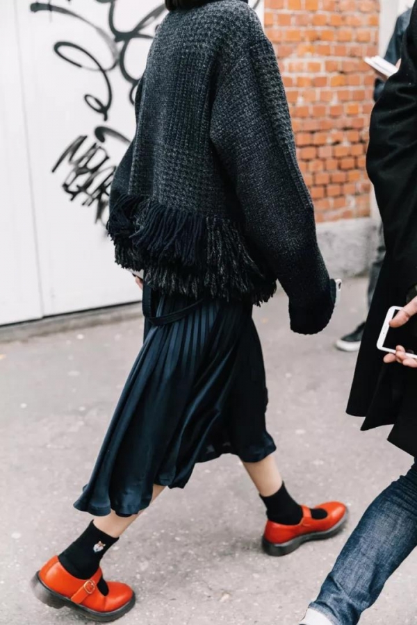 女生秋冬红色鞋子怎么搭配衣服 今年秋冬流行什么颜色的鞋子