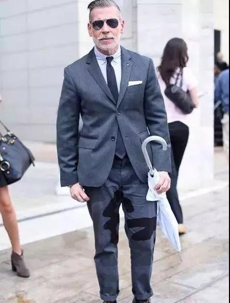 男士冬天靴子怎么搭配衣服 男士冬天穿什么鞋子好看