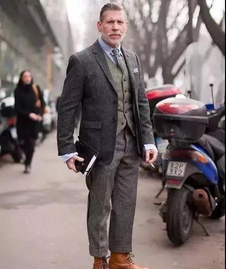 男士冬天靴子怎么搭配衣服 男士冬天穿什么鞋子好看