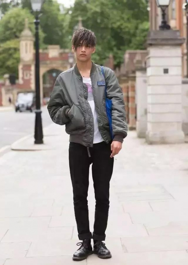 男士冬天靴子怎么搭配衣服 男士冬天穿什么鞋子好看