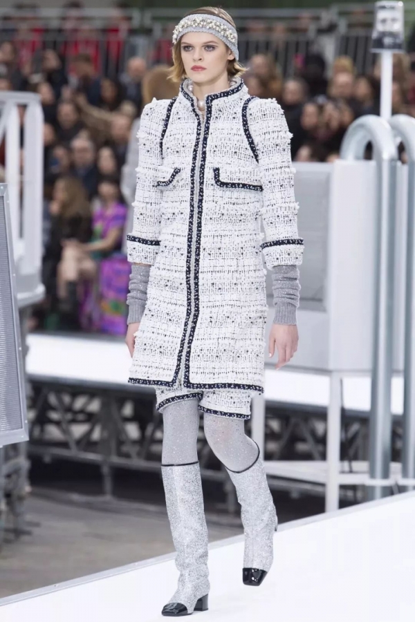 冬天女生长靴怎么搭配衣服 冬天女生过膝长靴怎么穿好看