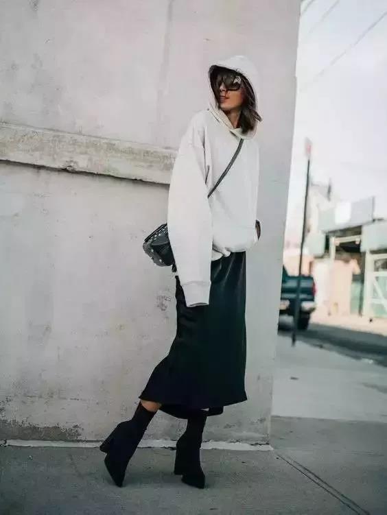 女生冬天卫衣搭配什么鞋子好看 女生冬天穿靴子搭配什么衣服