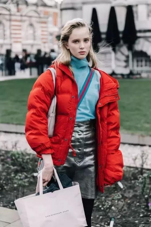 女生冬天穿什么颜色好看 今年冬天流行穿什么颜色衣服