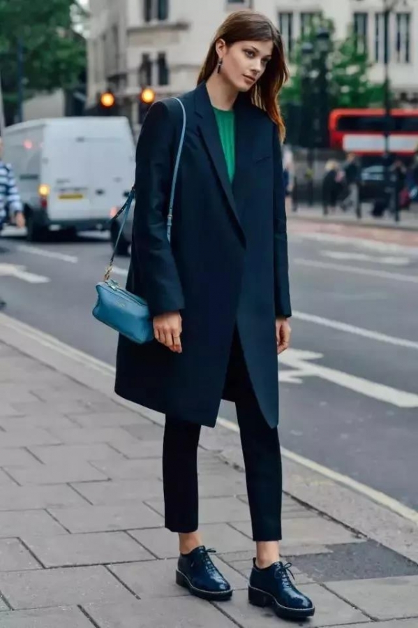 女生冬天穿什么颜色好看 今年冬天流行穿什么颜色衣服