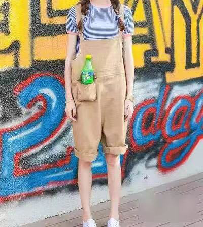 卡其色背带裤配什么颜色上衣 卡其色背带裤搭配上衣
