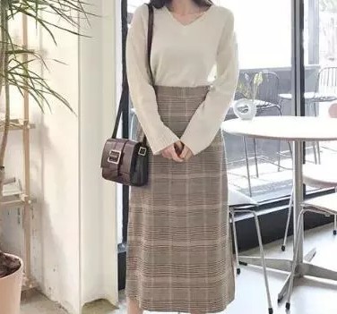 卡其色长裙配什么上衣 卡其色长裙配什么衣服好看