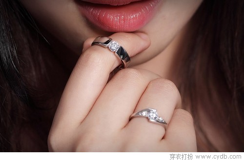 指间上的俏颜如花