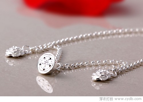 纤纤作细步，精妙世无双
