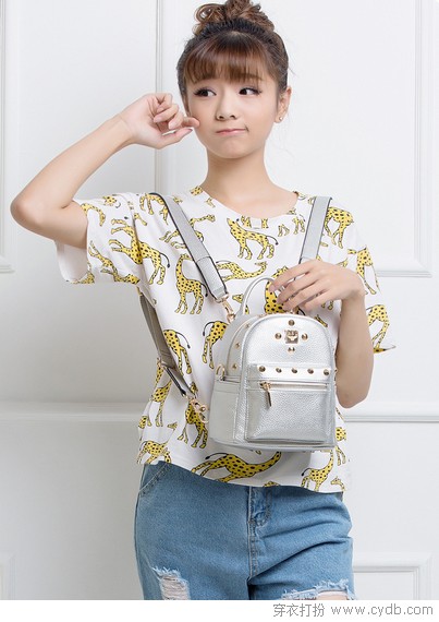 做个背小包的女子