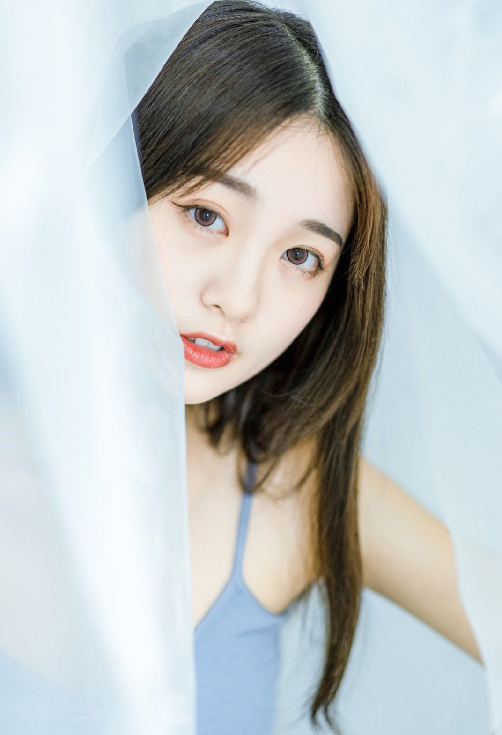 性感吊带美女妩媚动人图片