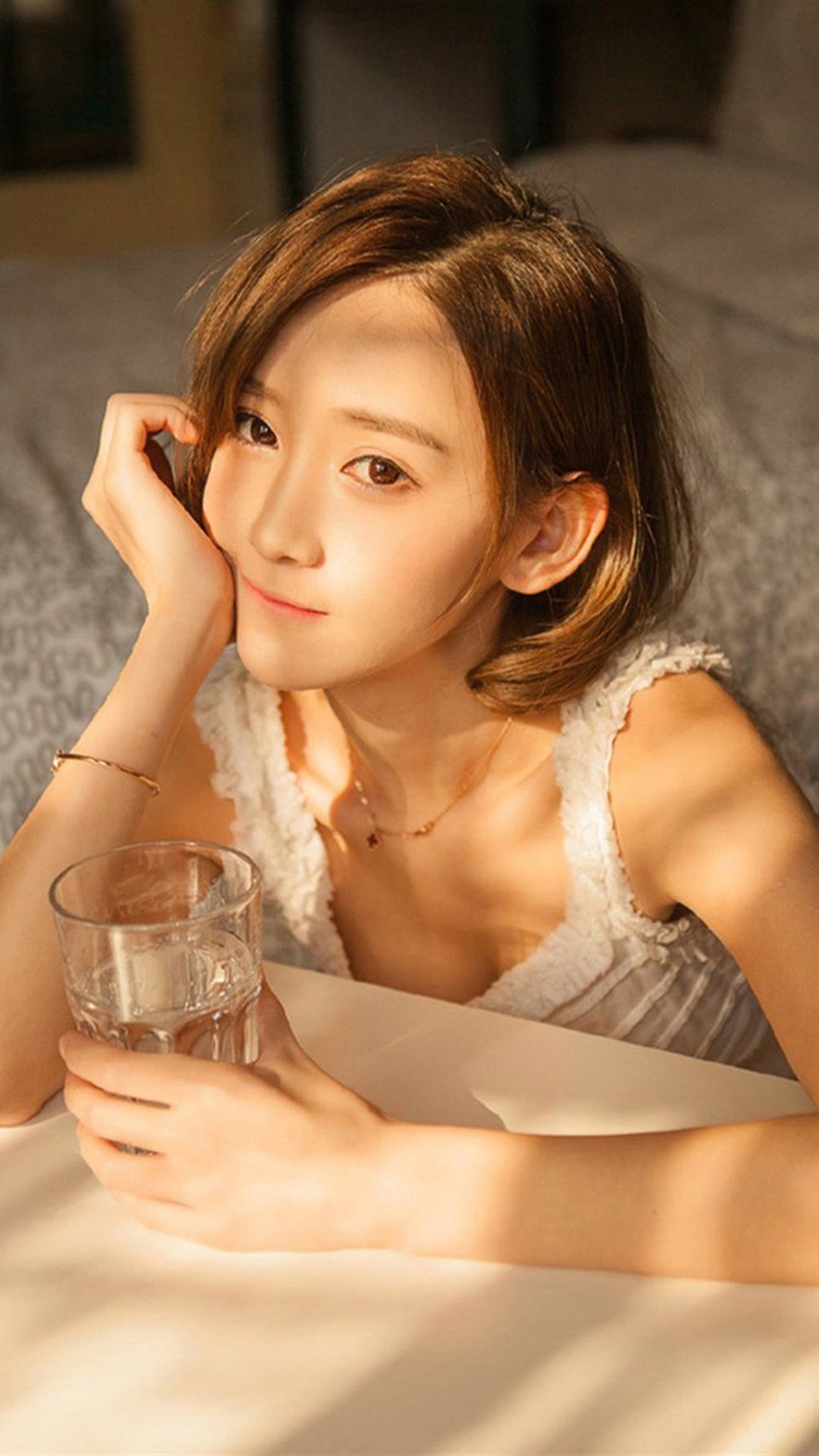 短发美女性感养眼写真手机壁纸